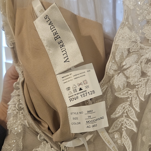 Elegant White Floral Lace Gown - Picture 7 of 12